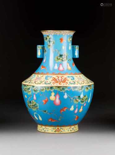 VASE MIT DEKOR VON DOPPELKÜRBISSEN China, 20. Jh. Porzellan, polychrome Aufglasurbemalung,