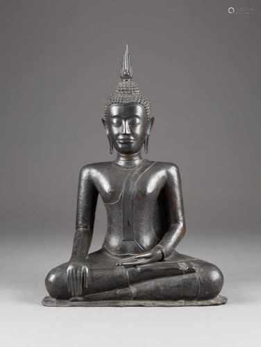 SITZENDER BUDDHA Thailand, 19./20. Jh. Bronze, dunkel patiniert. H. 79,5 cm. Ketumala abnehmbar.