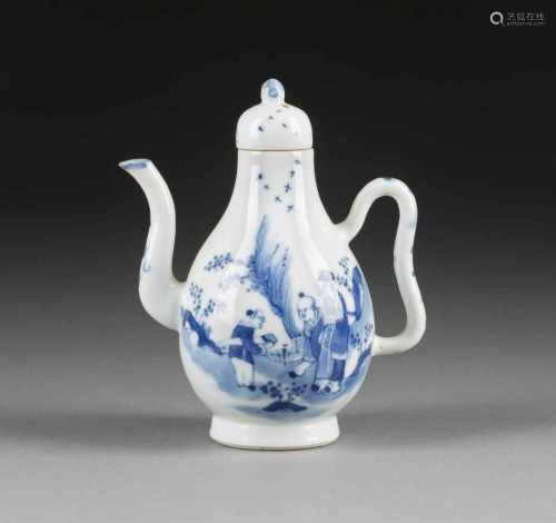 TEEKÄNNCHEN China, 19. Jh. Porzellan, unterglasurblauer Dekor. H. 16,2 cm. Ein Gelehrter und zwei