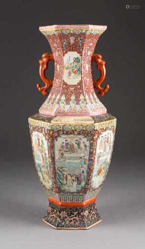 GROßE BODENVASE MIT FIGÜRLICHEN SZENEN China, 20. Jh. Porzellan, polychrome Aufglasurbemalung. H.