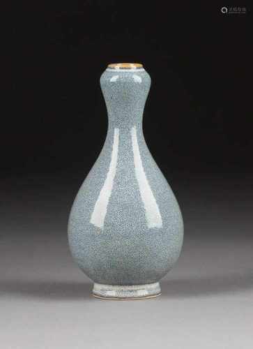 FEINE BLAUE VASE China, 20. Jh. Porzellan, Aufglasurbemalung. H. 15,5 cm. Im Boden Sechs-Zeichen-