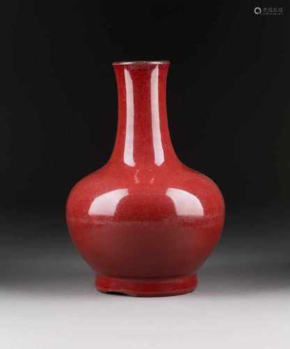 VASE MIT OCHSENBLUTGLASUR China, um 1900 Porzellan, feinmaschig craqueliert. H. 28 cm. Part. ber.,