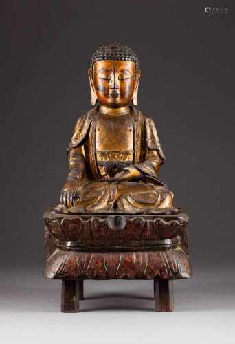 SITZENDER SHAKYAMUNI China, Ming-Dynastie Bronze, part. vergoldet. Ges.-H. 52 cm, H. 33,5 cm (