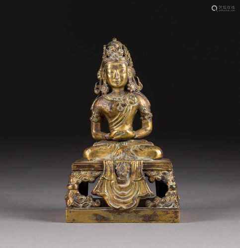 BUDDHA AMITAYUS China, 18. Jh. Bronze, vergoldet. H. 18,5 cm. Inschrift auf dem Sockel 'Da-Qing