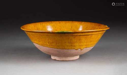 GROßE GELBE SCHALE China, wohl Liao-Dynastie Keramik, feinmaschig craquelierte Glasur. H. 8 cm, D.