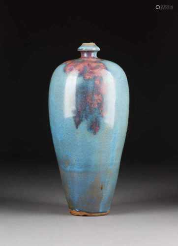 MEIPING-VASE China, wohl 19. Jh. Keramik, feinmaschige craquelierte blau-rote Laufglasur. H. 34