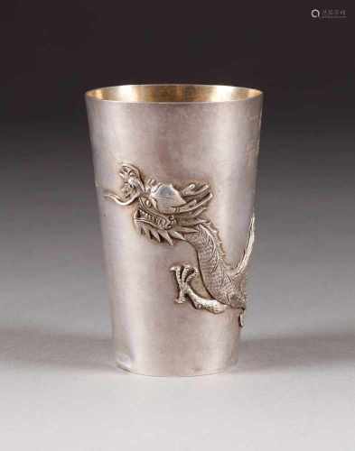 BECHER MIT DRACHENDEKOR ALS SCHIESS-PREIS MIT AUFSCHRIFT China, 1905 Silber. H. 10,8 cm, Gew. ca.