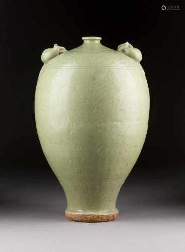 VASE MIT PFIRSICHDEKOR China, 19. Jh. Keramik, craquelierte Seladon-Glasur. H. 42,4 cm. Eingeritzter