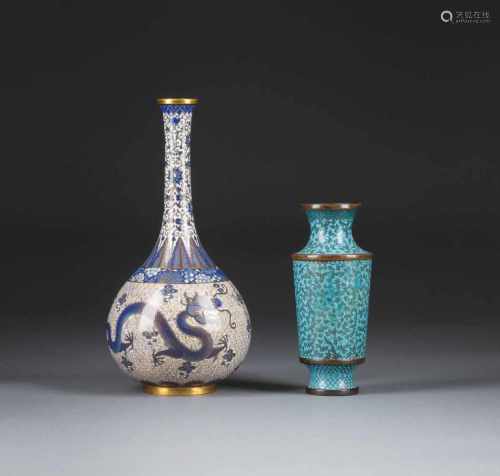 ZWEI CLOISONNÉ-VASEN China, um 1800 und 20. Jh. Email-Cloisonné. H. 17,5 cm-26 cm. Zwei Vasen: