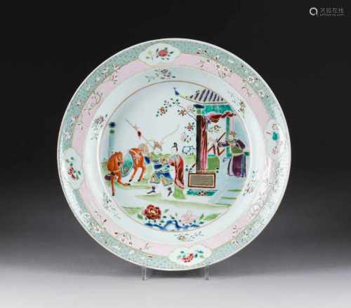 GROßE SCHALE MIT FIGÜRLICHER SZENERIE China, 19. Jh. Porzellan, polychrome Aufglasurbemalung. H. 8,4