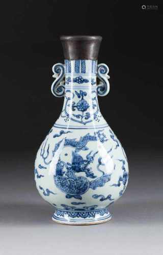 VASE MIT DRACHENDEKOR China, 19. Jh. Porzellan, unterglasurblaue Bemalung. H. ca. 27 cm. Bauchige