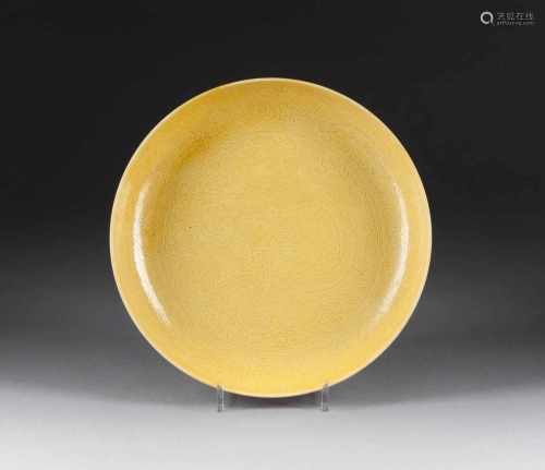 GELBE SCHALE MIT DRACHENDEKOR China, 19. Jh. Porzellan, gelbe Aufglasurbemalung. D. 32,2 cm. Im