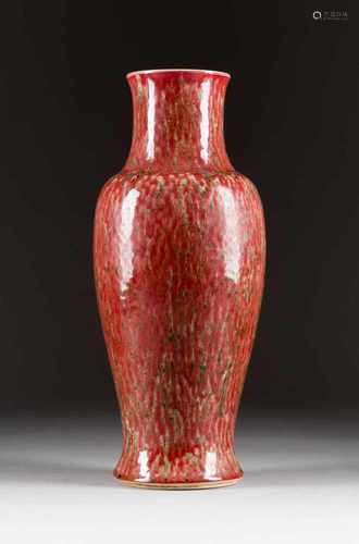 PEACHBLOOM-VASE China, 19./20. Jh. Porzellan, feinmaschig craquelierte Glasur. H. 24,5. Part. min