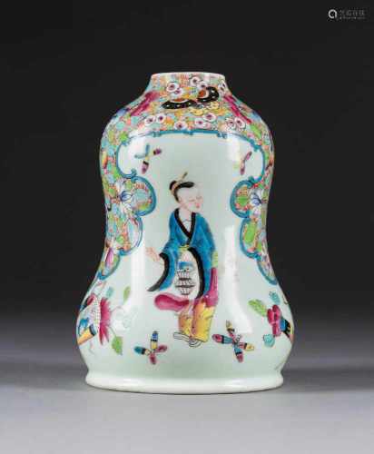 AUFSATZVASE (ATTRIBUT FEHLEND) China, um 1900 Porzellan, Seladon-Glasur, Aufglasurbemalung. H. 18,
