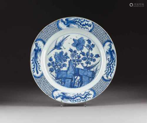 GROßER TELLER MIT GARTENSZENE China, 19. Jh. Porzellan, unterglasurblaue Malerei. D. 38,7 cm. Im