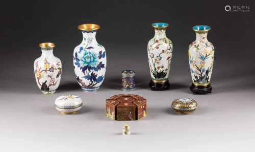 NEUNTEILIGES KONVOLUT China, 20. Jh. Polychromes Email-Cloisonné. H. 2,5 cm-20,6 cm, D. 7,6 cm-8 cm.