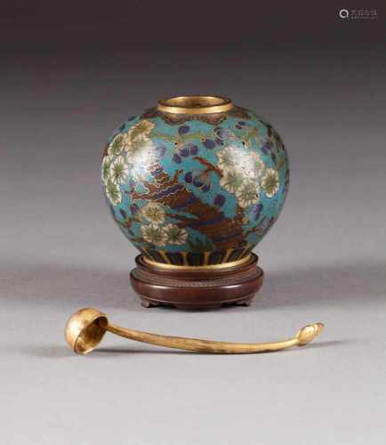 CLOISONNÉ-VÄSCHEN MIT LÖFFEL China, 18./19. Jh. Email-Cloisonné auf Bronze. H. 6,1 cm, L. ca. 9