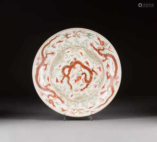 GROßE SCHALE MIT DRACHENDEKOR China, Ming-Stil, wohl 19. Jh. Porzellan, polychrome