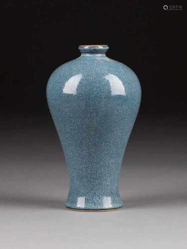 BLAUE MEIPING-VASE China, wohl 19. Jh. Porzellan, Boden mit craquelierter Glasur. H. ca. 14 cm. Min.