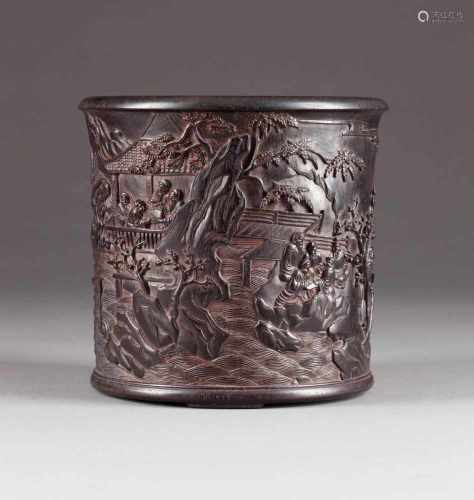 ZITAN-PINSELBECHER China, 19./20. Jh. Zitan-Holz, geschnitzt. H. 16,5 cm, D. 17 cm, Gew. ca. 1136 g.