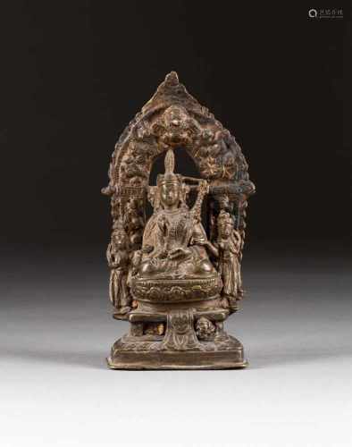 PADMASAMBHAVA AUF GEFUßEM LOTOSTHRON Nepal, 18./19. Jh. Bronze. H. ca. 16 cm. Min. besch., min.