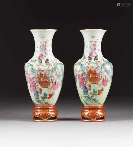 PAAR FLACHE WANDVASEN China, 20. Jh. Porzellan, polychrome Aufglasurbemalung, Goldstaffage,