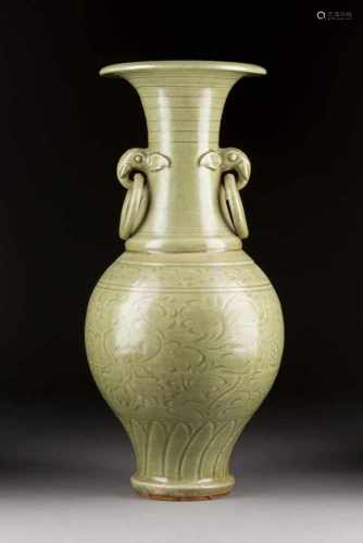 GROßE VASE MIT VEGETABILEM DEKOR China, 19. Jh. Keramik, craquelierte Seladon-Glasur. H. 51 cm.
