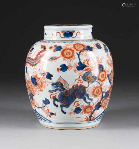 IMARI-INGWERTOPF China, 19. Jh. Porzellan, Imari-Malerei, Goldstaffage. H. 23,6 cm. Im Boden