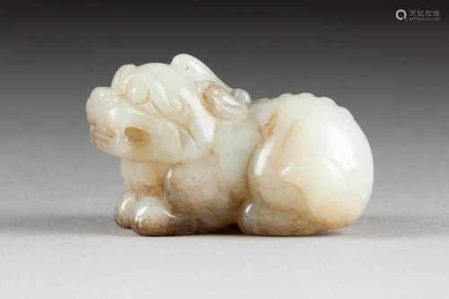 ANHÄNGER IN FORM EINES FO-HUNDEN China, späte Qing-Dynastie Jade, Durchbrucharbeit. H. 3,5 cm, L.