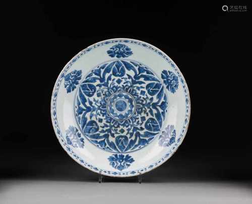 GROßE SCHALE China, 18. Jh. Porzellan, unterglasurblaue Malerei. D. 37 cm. Min. besch., ber.