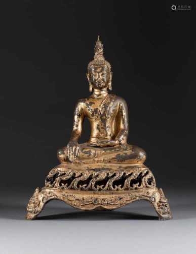 BUDDHA SHAKYAMUNI IM MEDITATIONSSITZ Thailand, 19. /20. Jh. Bronze, mit goldfarbener Lackfassung. H.