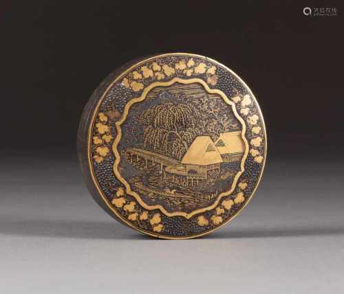 KOMAI-DOSE MIT BERGLANDSCHAFT Japan, um 1900 Eisen, Goldstaffage. H. 2,3 cm, D. 8,8 cm. Altersgemäße