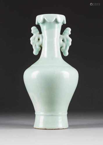 SELADON-VASE China, 19./20. Jh. Porzellan. H. ca. 36 cm. Geschulterte Form, gerade Mündung mit