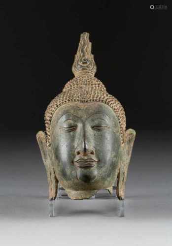 BUDDHA-KOPF Thailand, Stil der Ayutthaya-Periode Bronze. H. ca. 30 cm. Besch., rest.,