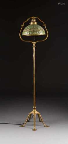 TIFFANY STUDIOS NEW YORKSTEHLAMPE 'ACORN' um 1910 Bronze, Bleiglas; elektrifiziert. H. 146 cm, D.