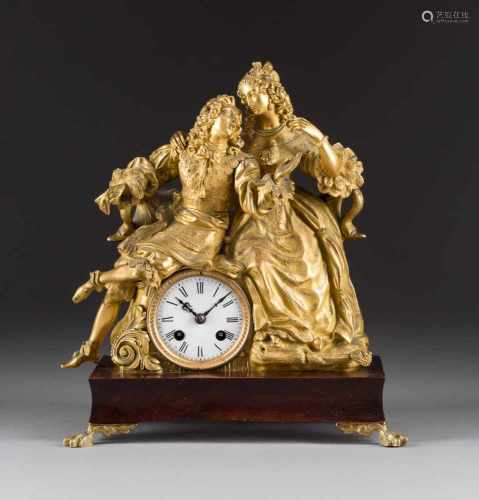 KAMINUHR 'GALANTES PAAR' Frankreich, Mitte 19. Jh. Bronze, vergoldet. H. 33 cm. Auf dem Uhrwerk