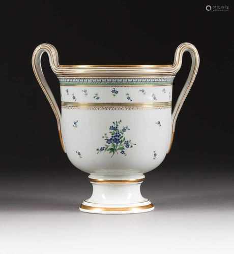 KLASSIZISTISCHER EISKÜHLER Österreich, Wien, um 1800 Porzellan, polychrome Malerei, Goldstaffage. H.