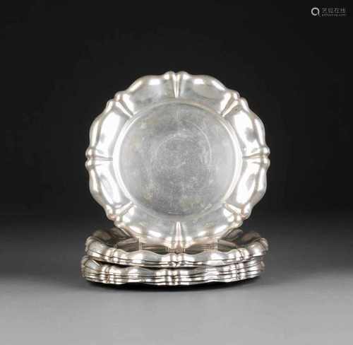 NEUN PLATZTELLER Österreich-Ungarn, Pest, zw. 1872-1922 Silber. D. 19,7 cm, 1286 g. Punziert mit