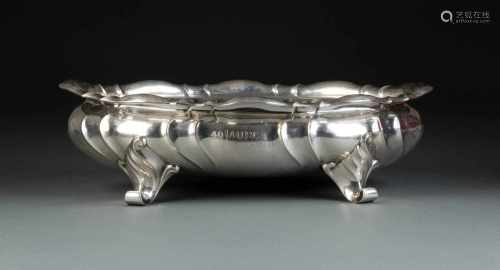 GROSSE JARDINIÈRE Deutsch, um 1929 Silber, gegossen. L. 45 cm, 1688 g. Punziert mit Halbmond, Krone,