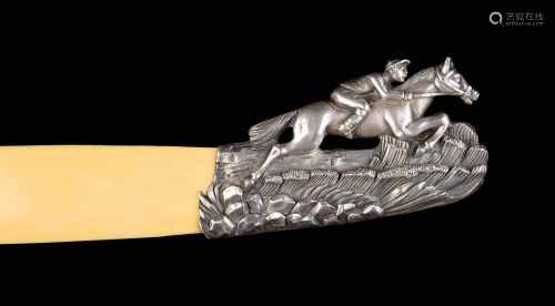 PAPIERMESSER MIT SILBERMONTIERUNG Um 1900 Bein, Silber. L. 30,5 cm. Messergriff in Form eines