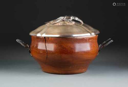 GROSSE HUMMERTERRINE Bremen, Wilkens & Söhne, um 1900 Silber, Holz. L. 38 cm, 1642 g (Silber). Auf