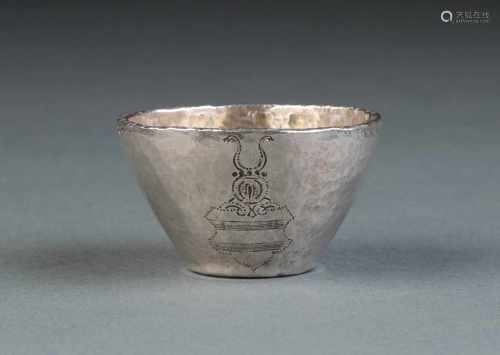 TALERBECHER Österreich, um 1766 Silber, getrieben. D. 4,5 cm, 29 g. Koppchen getrieben aus einem
