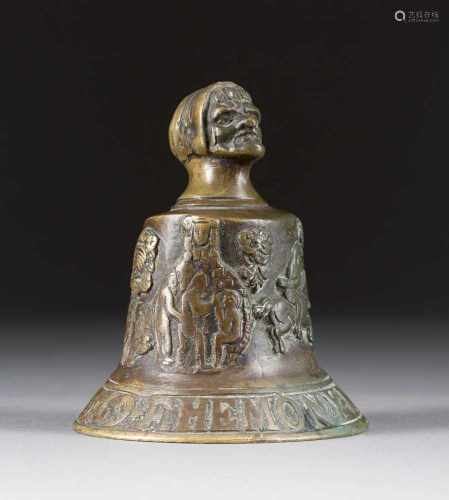TISCHGLOCKE Niederlande, Ende 19. Jh. Bronze, reliefiert. H. 11 cm. Wandung mit szenischen und