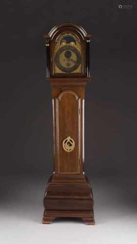 STANDUHR England, um 1800. Nussbaum u. Mahagoni, teils furniert, dunkel gebeizt, Bronze-Beschläge.