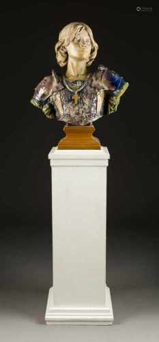 BÜSTE DER JEANNE D'ARC Frankreich, um 1900 Keramik, heller Scherben, polychrome Glasur. H. 169 cm (