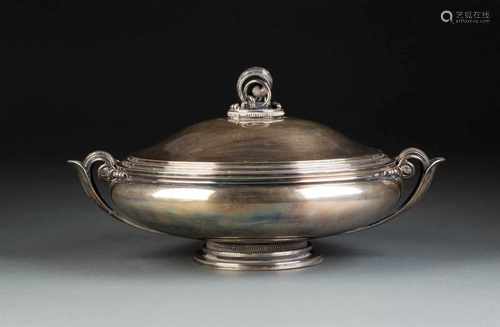 GROSSE DECKELTERRINE Dänemark, Kopenhagen, Grann & Laglye, 1938 Silber, gegossen. L. 35,5 cm, 1711