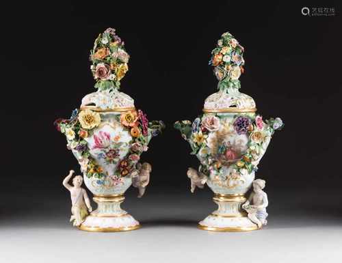 PAAR OPPULENTE POTPOURRI-VASEN Deutsch, Meissen, 19. Jh. Porzellan, polychrome Malerei,