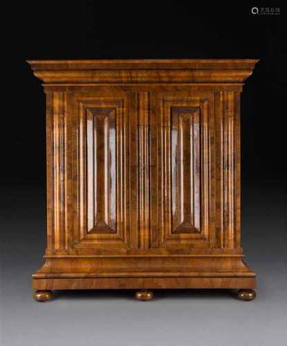 FRANKFURTER WELLENSCHRANK Deutsch, Frankfurt, um 1720/ 1730. Nussbaum, furniert. H. 213 cm, B. 205