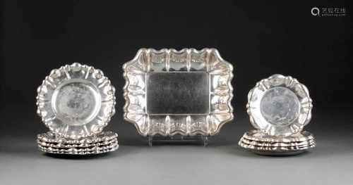 ZEHN PLATZTELLER UND EINE SCHALE Österreich-Ungarn, 1867-1922 Silber. L. 14,2-25 cm, 1824 g. Teils