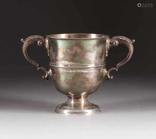 MASSIVER HENKELPOKAL MIT WAPPENGRAVUR Schottland, Dublin, Meister Andrew Goodwin, um 1730 Silber,